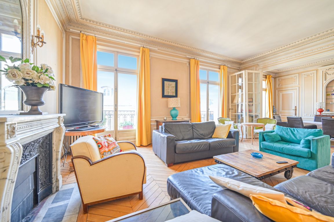Aпартаменты 7 комнаты в продаже на PARIS (75016)