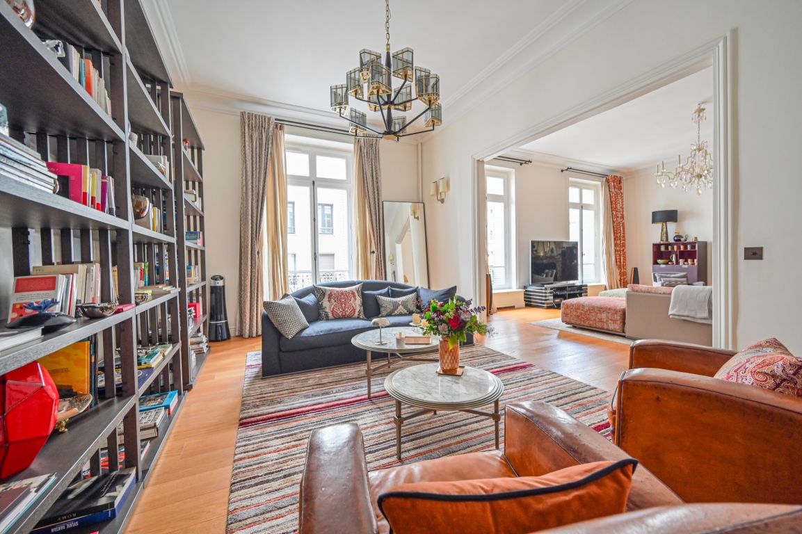 Aпартаменты 6 комнаты в продаже на PARIS (75016)