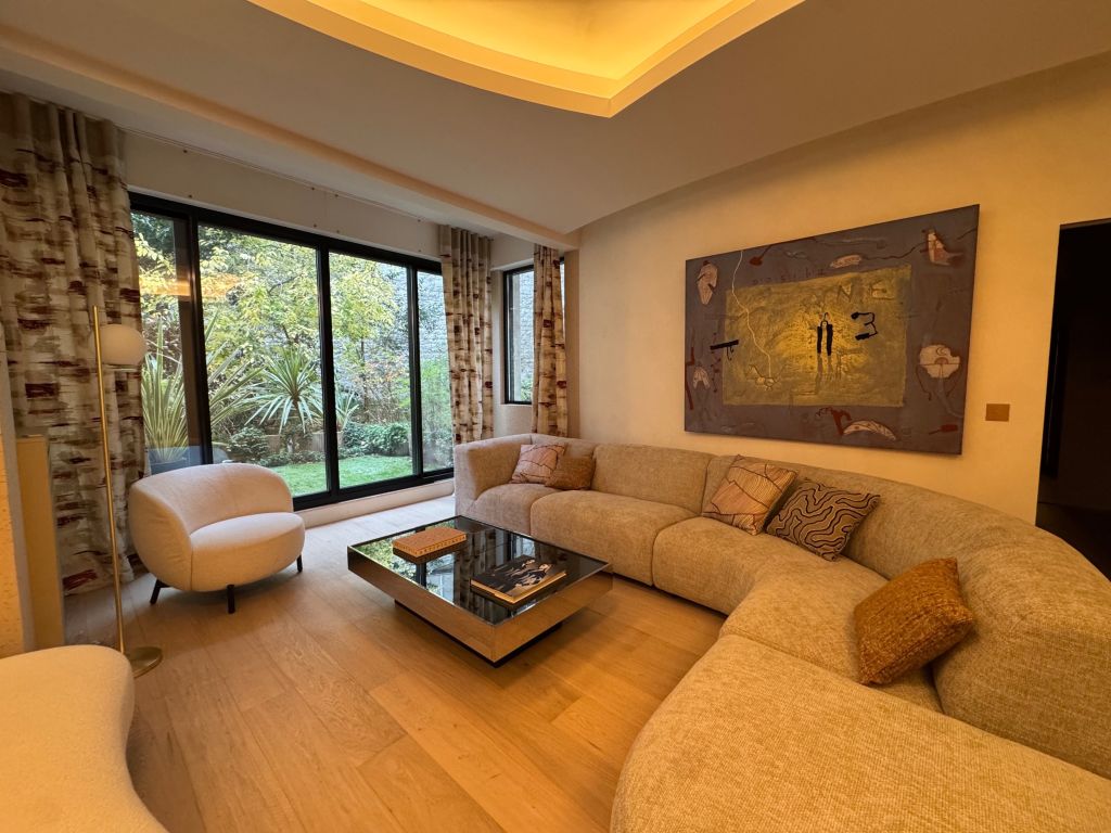 apartment 4 rooms for sale on PARIS (75008)