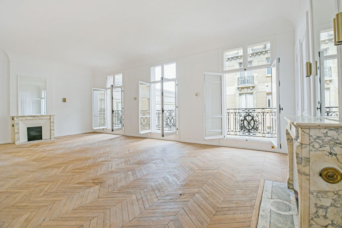 Aпартаменты 5 комнаты в продаже на PARIS (75016)