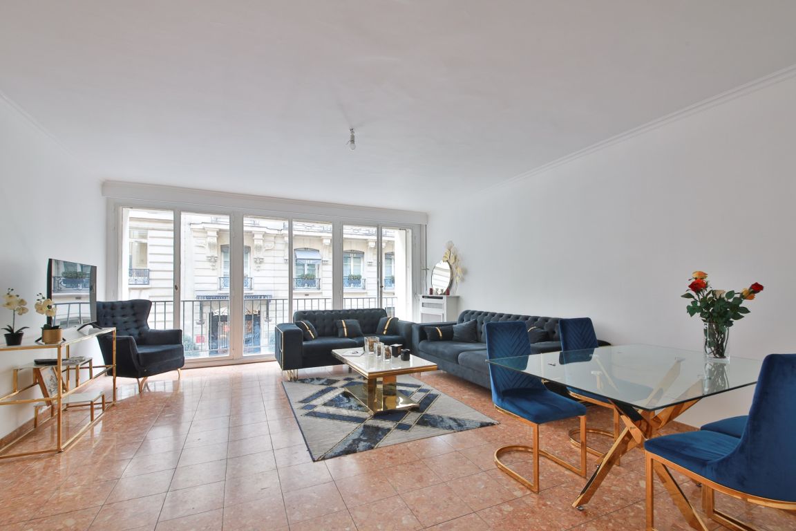 Aпартаменты 2 комнаты в продаже на PARIS (75008)